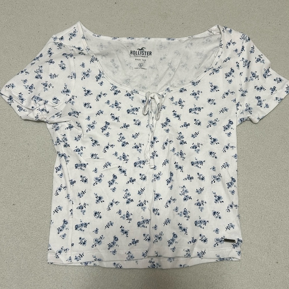 Hollister Floral Baby Tee. Women S. Excellent condition.